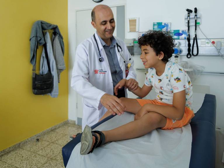 Dr. Nader untersucht regelmäßig den kleinen Faris, der auf dem ADHS und Autismus-Spektrum ist Auch nachdem die Weihnachtreportage gut ausging bleiben die Hazbouns frequente Besucher des Caritas Baby Hospitals