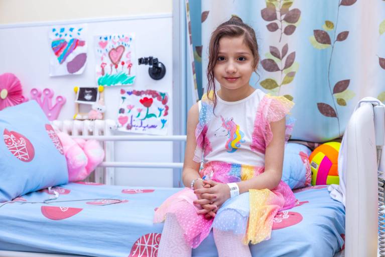 Mit Glitzer und Einhornkleid: Celinas Weg zur Genesung Mit Glitzer und Einhornkleid: Celinas Weg zur Genesung