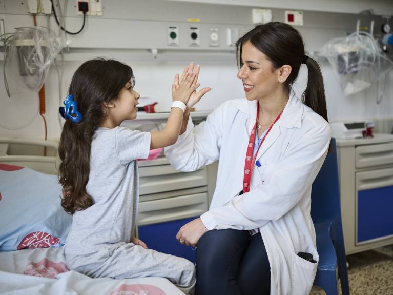 Eine Sozialarbeiterin im Gespräch mit einer Patientin_copyright KHB