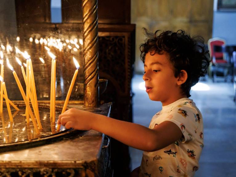 Faris zündet Kerzen in der Geburtskirche in Bethlehem an Weihnachtsreportage in Bethlehem zeigt den kleinen Faris beim Kerzen anzünden in der Geburtskirche