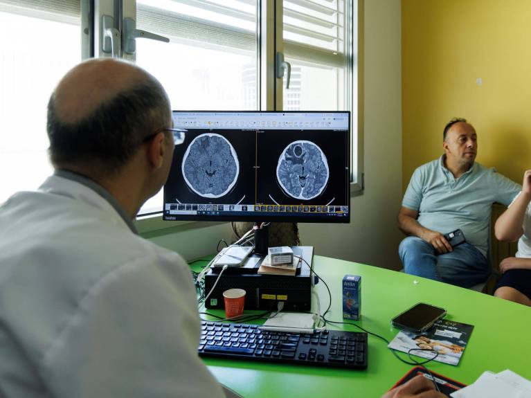 Weihnachtsreportage mit Dr. Nader und Larys Gehirntomographie