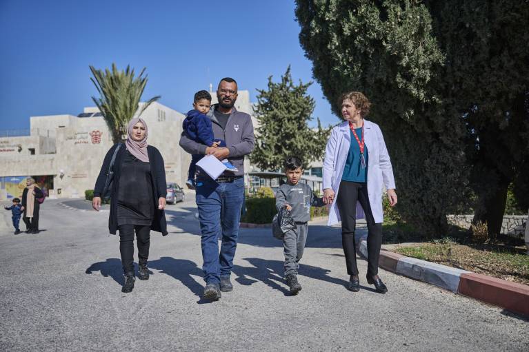 Eine Familie läuft vor dem CBH mit einer Sozialarbeiterin_copyright KHB