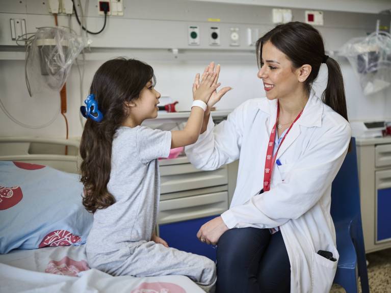 Eine Sozialarbeiterin im Gespräch mit einer Patientin_copyright KHB