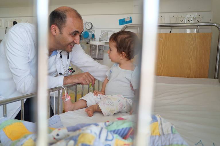 Per Autostopp zum Examen Dr. Nader Handal - Caritas Baby Hospital