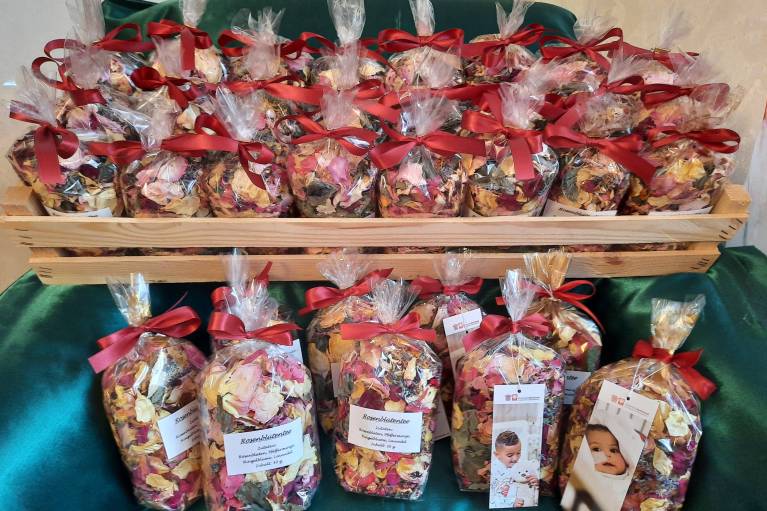 Mit Rosenblüten für die Kinder in Bethlehem sammeln Mit Rosenblüten für die Kinder in Bethlehem sammeln