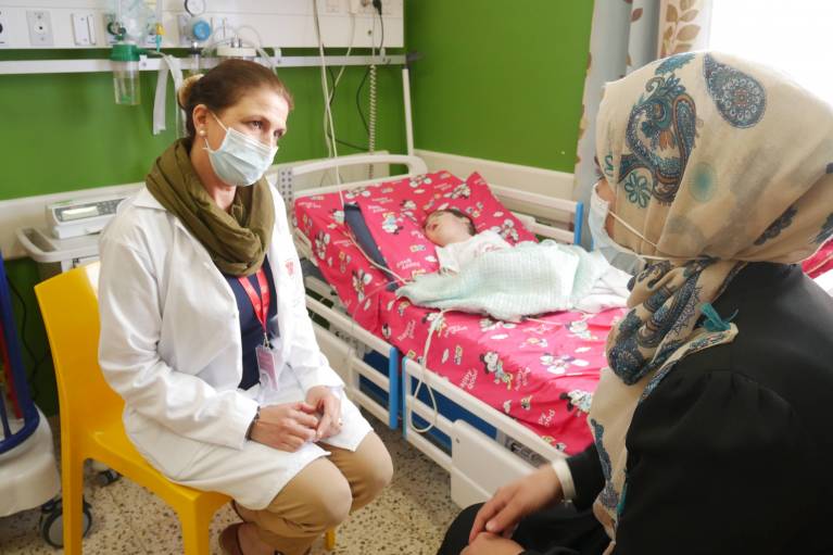 Sozialdienst verzeichnet deutlich mehr Gesuche um finanzielle Unterstützung Sozialarbeiterin Lina Raheel im Gespräch mit einer Klientin