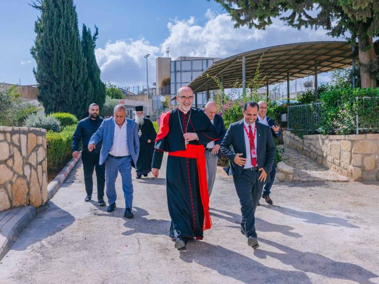Pierbattista Kardinal Pizzaballa (vorne links) und Issa Bandak, CEO des Caritas Baby Hospitals (r.), auf dem Weg zur Eröffnung der neuen Tageschirurgie