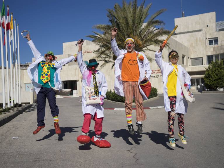 Vier Clowns vor dem Caritas Baby Hospital